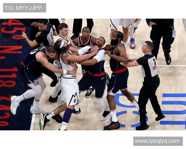 快船与掘金季后赛第三场激战回顾球星表现与战术分析